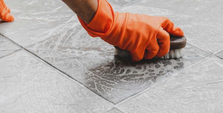 2021-10-maillard-comment-retirer-la-peinture-sur-du-carrelage