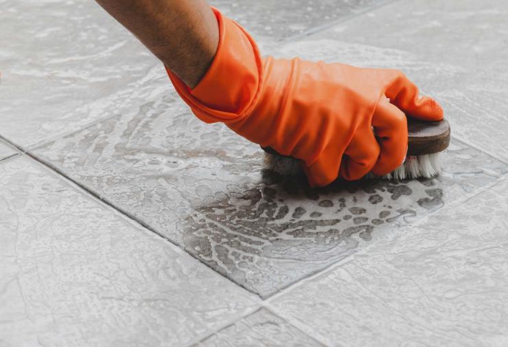 Comment retirer de la peinture sur du carrelage ?